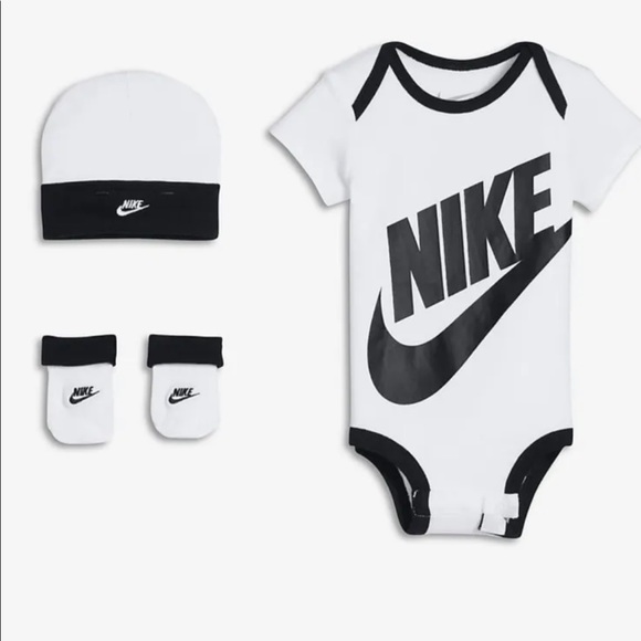 Nike Sportswear Baby Bodysuit Beanie Booties 3 Piece Box Set Black White 6-12 Mo - Picture 2 of 8